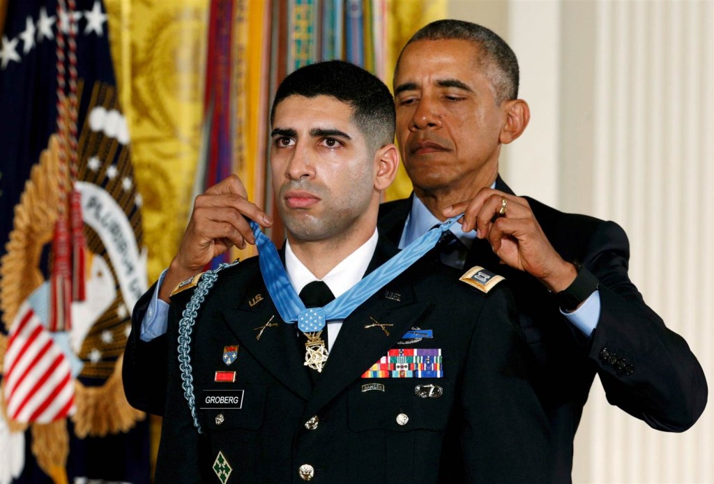 151112-florent-groberg-obama-yh-1143a_9f3b4f0cd69c04dda19d83d00719f358.nbcnews-ux-2880-1000